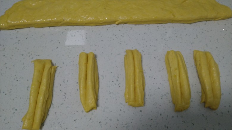 南瓜油条,2个叠在一起,用筷子在中间压一下