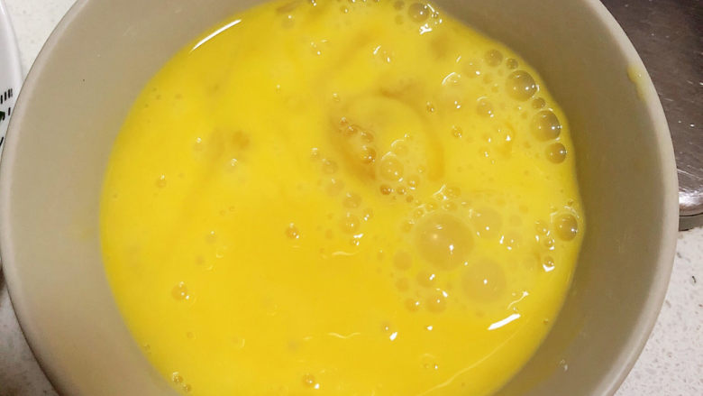 鸡蛋炒菠菜,将鸡蛋打散打均匀。