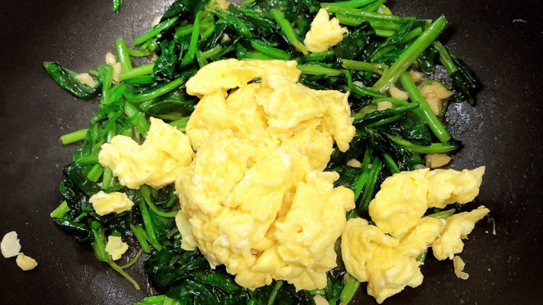 鸡蛋炒菠菜,放入炒好的鸡蛋,翻炒均匀入味。