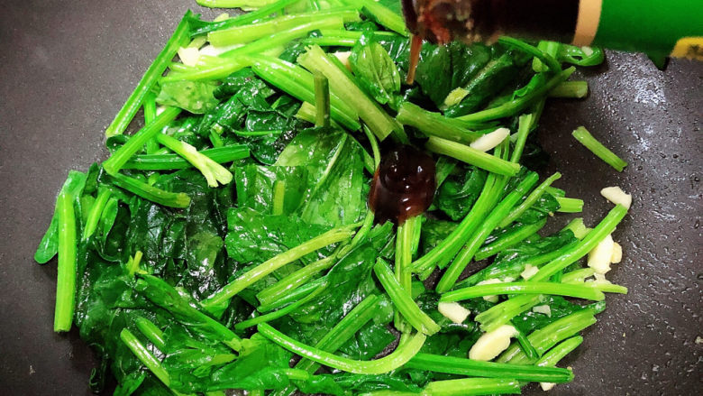 鸡蛋炒菠菜,放入<a style='color:red;display:inline-block;' href='/shicai/ 721'>蚝油</a>,翻炒均匀。
