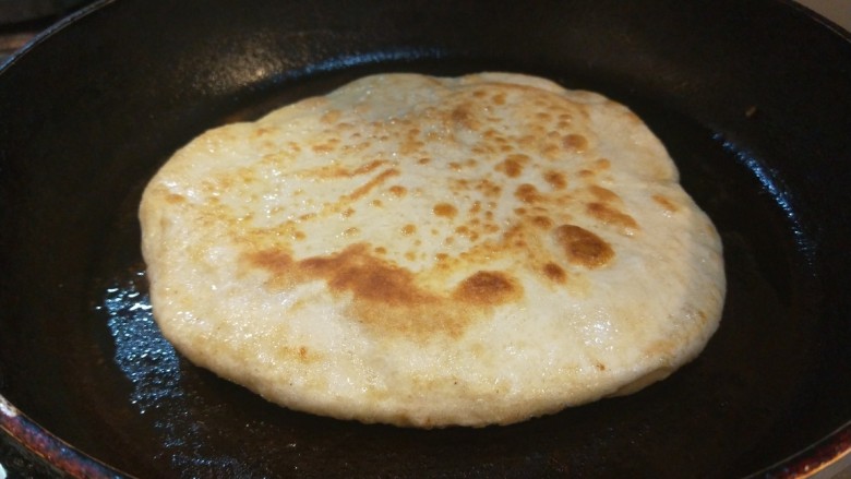 土家酱香饼,平底锅烧热煎制两面金黄。