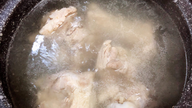 酸菜炖大骨,盖盖儿,中小火炖煮30分钟。