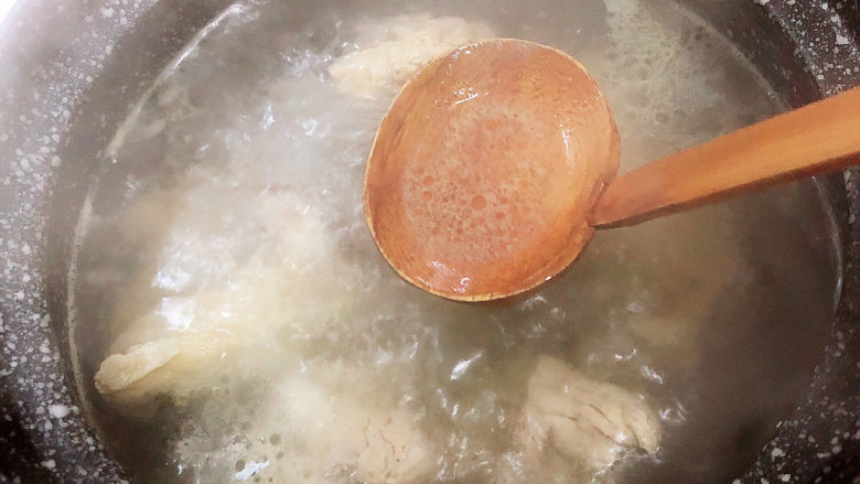 酸菜炖大骨,倒入1500ml水,煮开锅后,撇除漂浮的沫子。