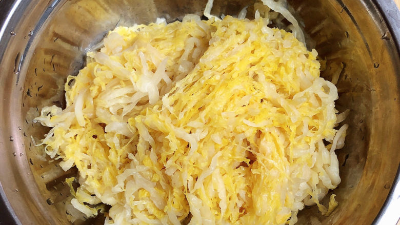 酸菜炖大骨,东北酸菜洗两三次,挤干净水份待用。