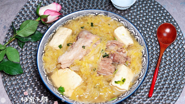 酸菜炖大骨,配上嫩嫩的豆腐,好吃到爆哦!