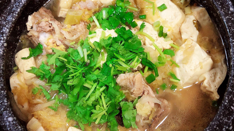 酸菜炖大骨,炖骨和食材都已入味后,撒上香菜末,出锅喽!