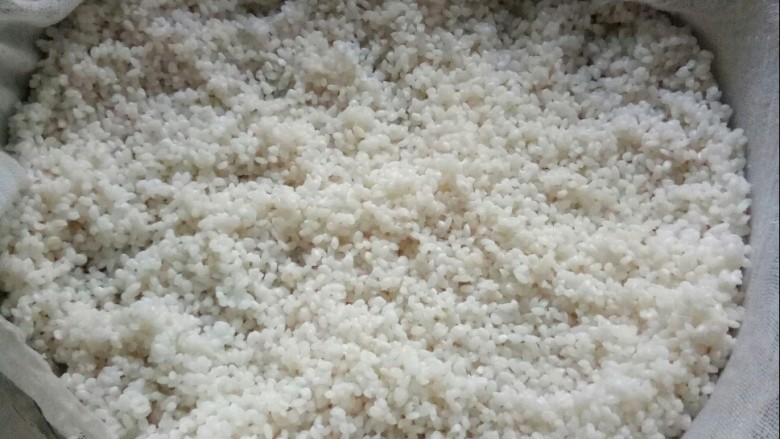 醪糟,开水上锅,蒸三十分钟。