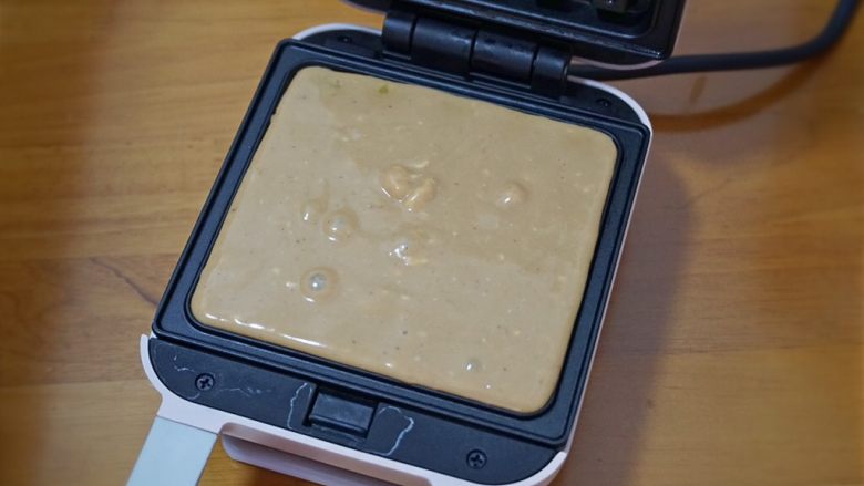 巧克力味华芙饼~简单又好吃,爱了爱了!,倒入步骤7的面糊,盖上盖子加热十至十五分钟即可!