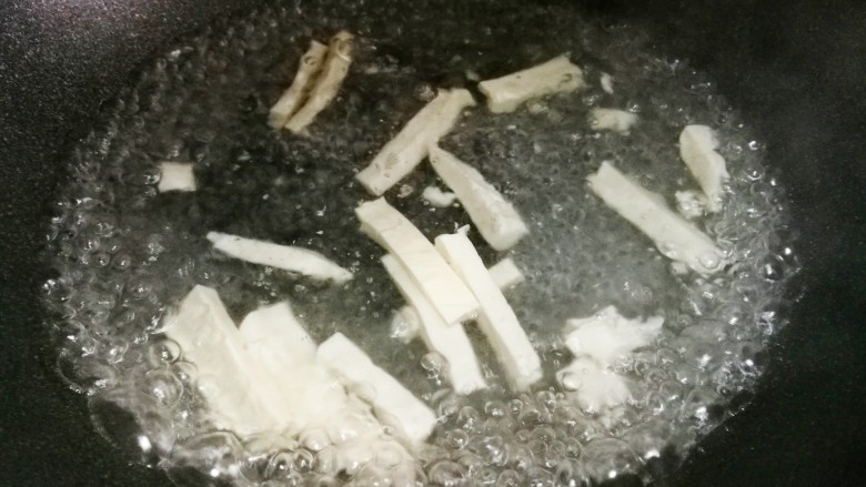 驱寒暖胃的酸辣汤,锅中烧开水,加入豆腐煮一分钟。