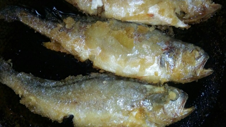 川味黄花鱼,码味,拍粉,小火煎制两面金黄。