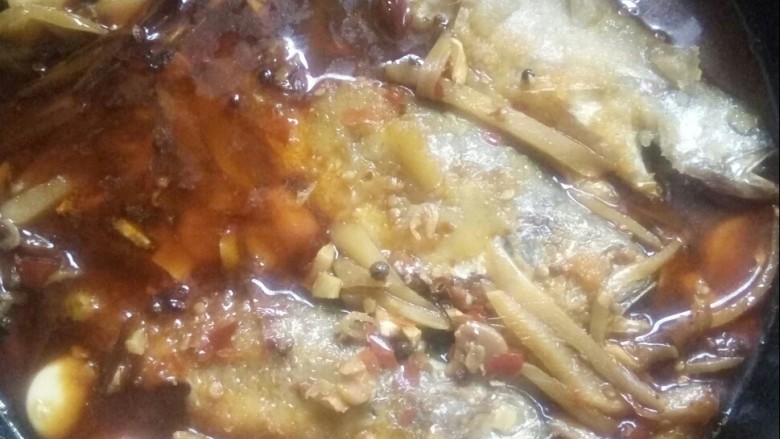 川味黄花鱼,将汤汁倒入平底锅中,中小火煮五分钟。