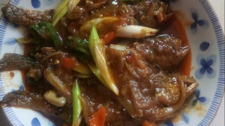 川味黄花鱼,起锅,装入盘中。