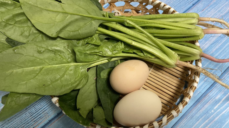 鸡蛋炒菠菜,准备好食材