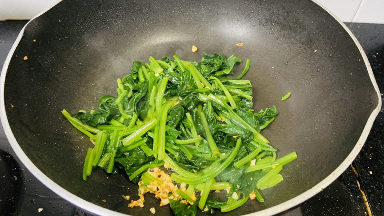 鸡蛋炒菠菜,放入菠菜