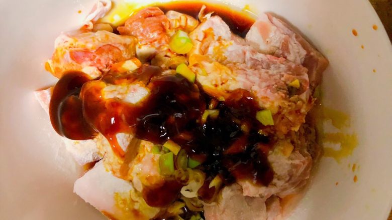 萝卜焖排骨,排骨控干水后加入玉米淀粉,3滴蚝油,2滴无添加酱油,<a style='color:red;display:inline-block;' href='/shicai/ 138'>大葱</a>和一片姜片切末加入腌制排骨