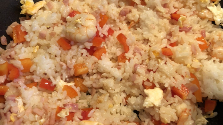 鲜虾什锦炒饭,把米饭炒散,与其他食材一起混合均匀。