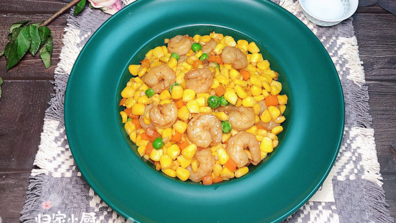 玉米炒虾仁,味道鲜美、略带甜味的玉米粒虾仁就上桌了!