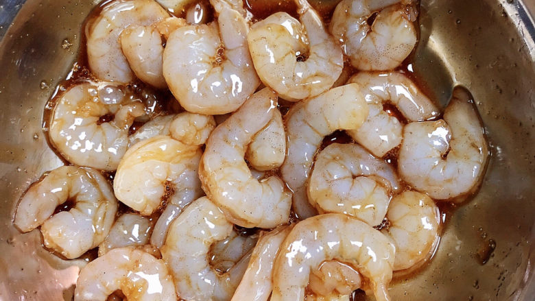 玉米炒虾仁,搅拌均匀,腌制5-10分钟。