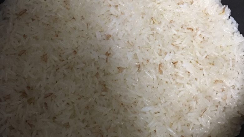 糯米烧卖,糯米饭蒸好,搅拌放凉
