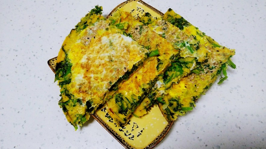 玉米面、小芹菜、鸡蛋饼