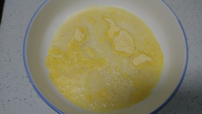 玉米面、小芹菜、鸡蛋饼,<a style='color:red;display:inline-block;' href='/shicai/ 505'>玉米面</a>中加入开水