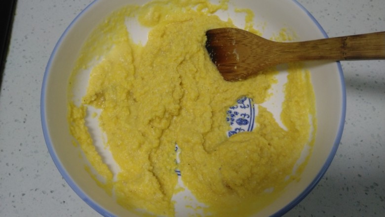 玉米面、小芹菜、鸡蛋饼,搅拌均匀