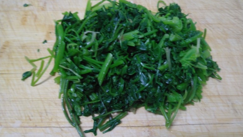 玉米面、小芹菜、鸡蛋饼,焯水30秒冲洗干净，控干水分切碎