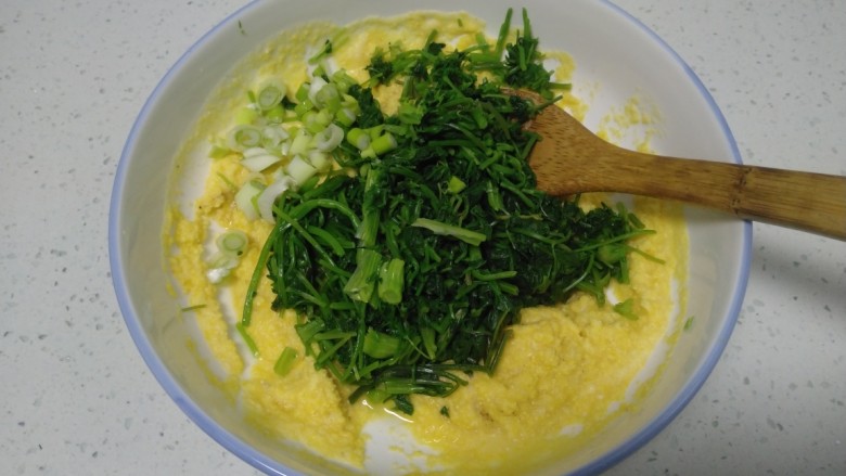 玉米面、小芹菜、鸡蛋饼,加入玉米面中