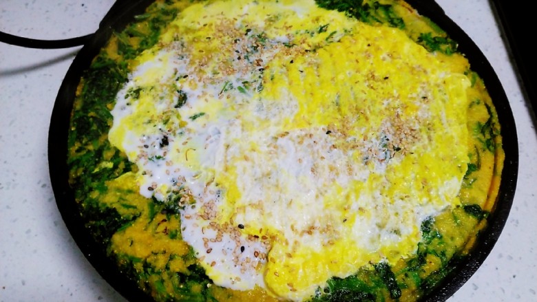 玉米面、小芹菜、鸡蛋饼,煎至定型