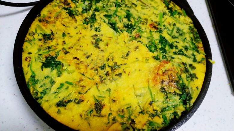 玉米面、小芹菜、鸡蛋饼,翻面煎至两面金黄