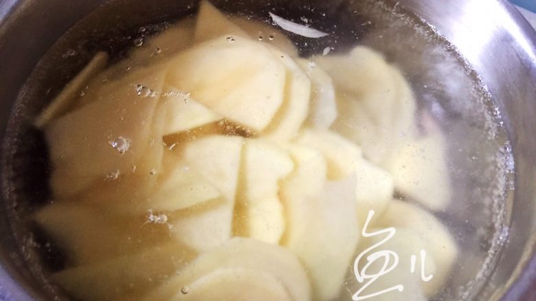 土豆回锅肉,锅中烧开水,放入土豆片焯烫1分钟