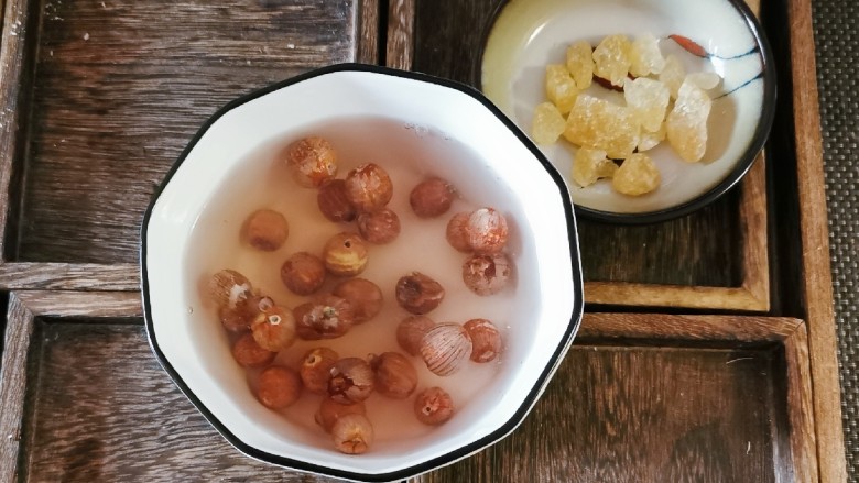红枣银耳莲子汤,红莲子清水泡发
