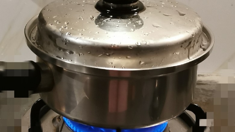 红枣银耳莲子汤,大火煮开 转小火慢炖