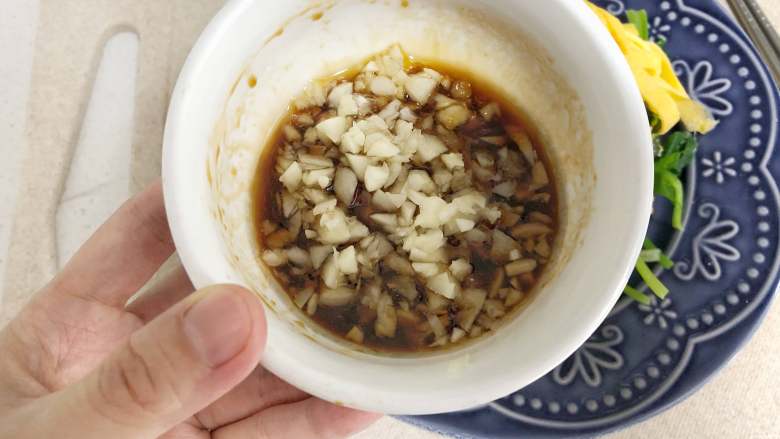 鸡蛋炒菠菜,大蒜碎倒入生抽等调料汁中