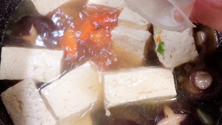 海鲜豆腐煲,煮开锅后,放入一个骨汤浓汤宝。盖盖儿小火儿炖煮5分钟。