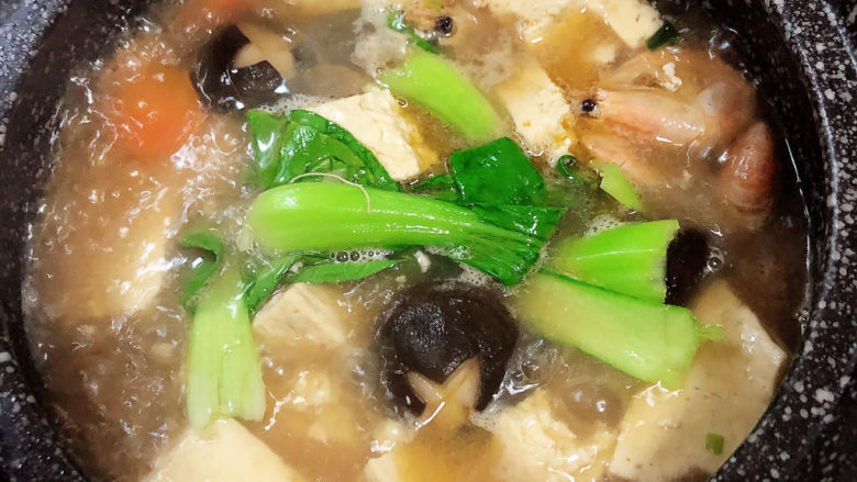 海鲜豆腐煲,油菜轻烫一下,即可关火了。