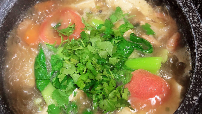 海鲜豆腐煲,撒上香菜末,搅拌均匀,即可出锅了。