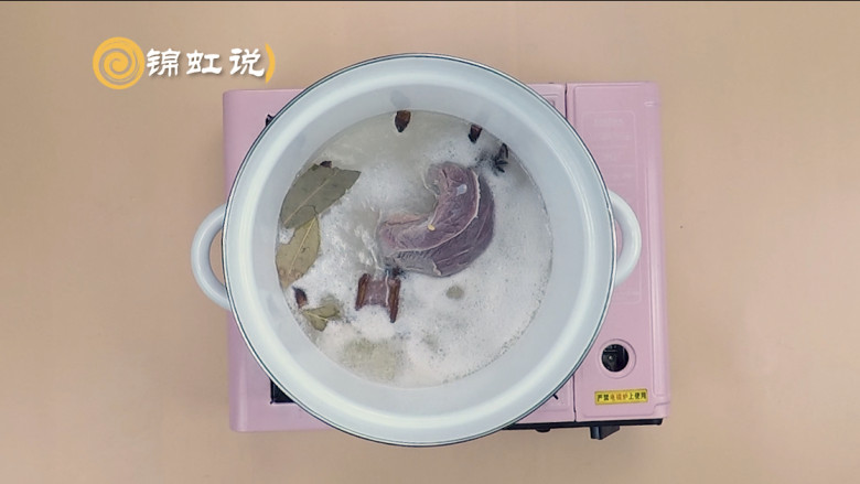 凉拌牛展,牛展在锅里,慢慢滚熟