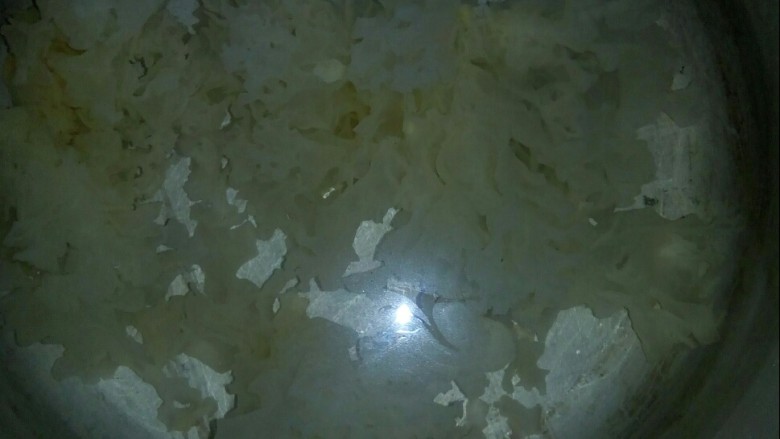 红枣银耳莲子汤,汤锅加水,放泡发的银耳,大火烧开,转小火熬汤。