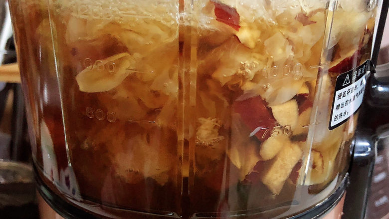 红枣银耳莲子汤,破壁机选择营养糊按键,开始制作。