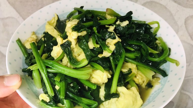 鸡蛋炒菠菜,颜色鲜艳,香滑美味的鸡蛋炒菠菜出锅盛盘!