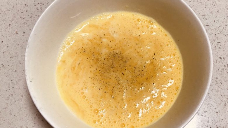 鸡蛋炒菠菜,蛋液中加入适量白砂糖、盐、白胡椒;