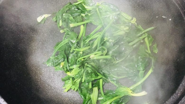 鸡蛋炒菠菜,大火快炒45秒;