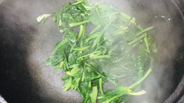 鸡蛋炒菠菜,大火快炒45秒；