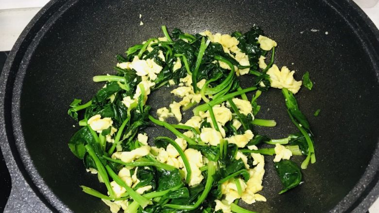 鸡蛋炒菠菜,翻炒均匀;