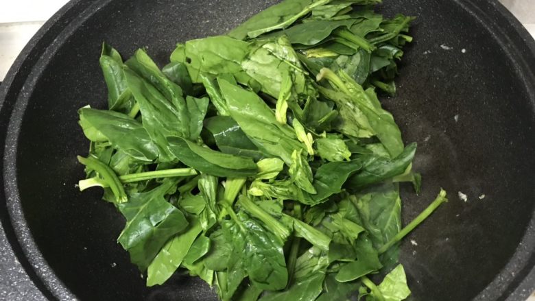 鸡蛋炒菠菜,葱蒜炒香后,加入菠菜;(菠菜在下锅前对半切两半)