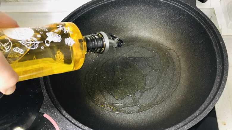 鸡蛋炒菠菜,热锅中倒入足够的食用油;