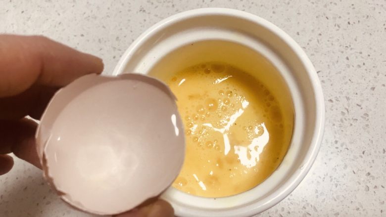 香肠蒸蛋,加入4次半个蛋壳的清水,这个比例蒸出来的蛋羹口感最好;