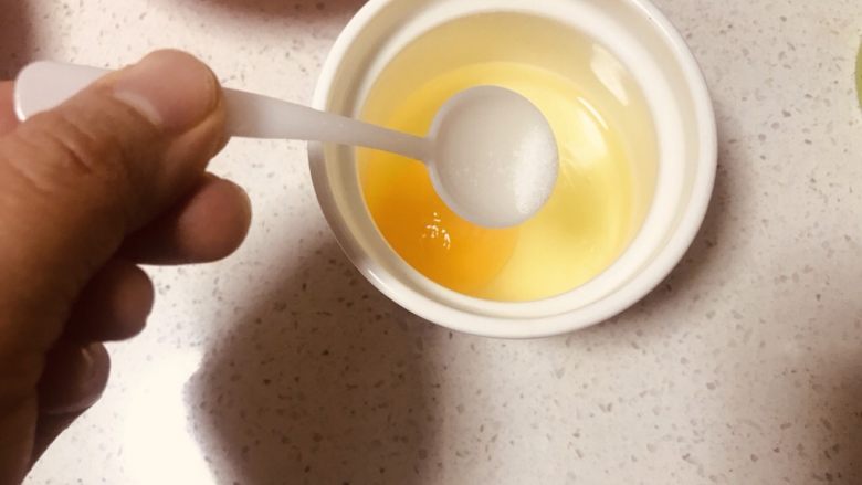 香肠蒸蛋,加入一丁点盐;