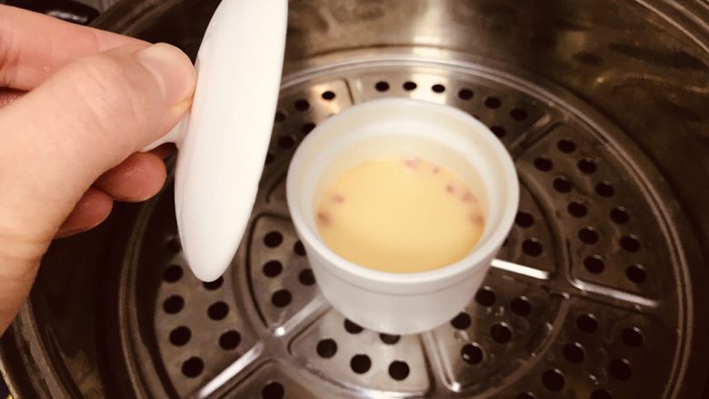 香肠蒸蛋,水开上汽放入汤盅,加盖;